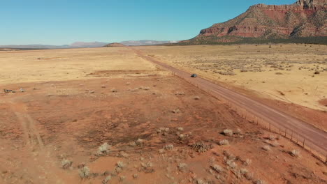 empuje lento en la camioneta con portabicicletas en la carretera del desierto, antena