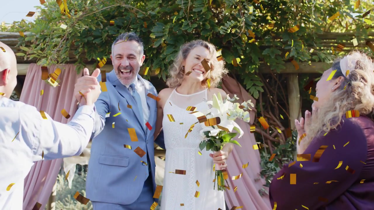 Sposi che festeggiano sotto un pergolato, invitati che lanciano coriandoli dorati animati mentre si stringono la mano.