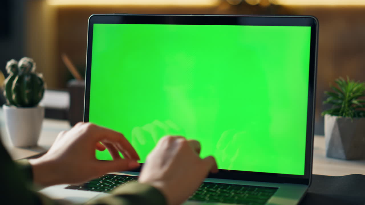 manos escribiendo maqueta de portátil trabajando remotamente en el lugar de trabajo de cerca. mujer escribiendo