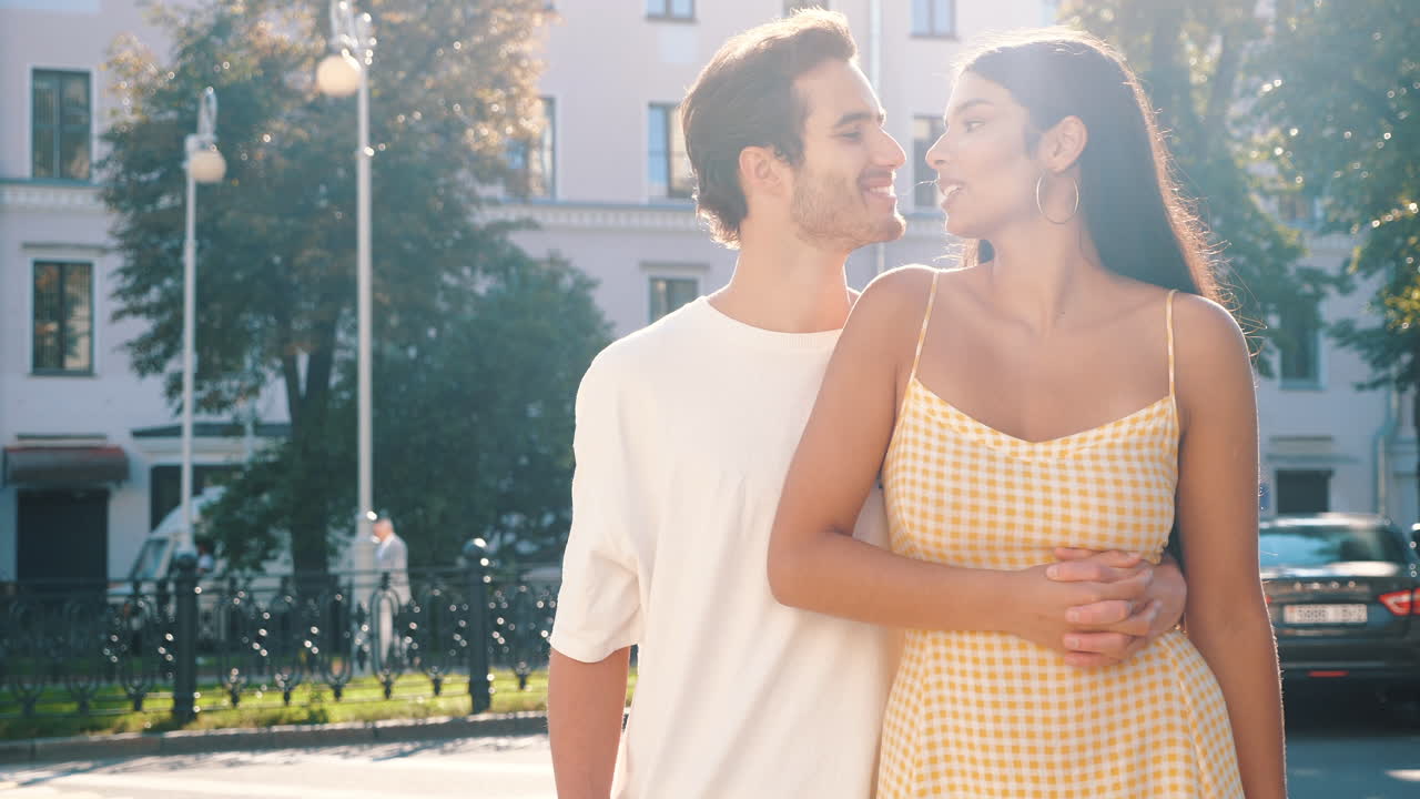 야외에서 키스하는 커플