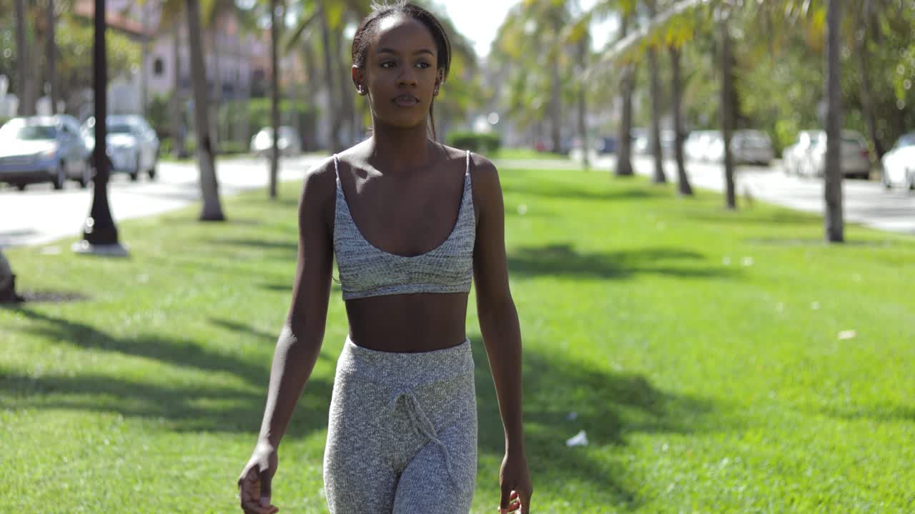 mujer bonita sobre hierba verde