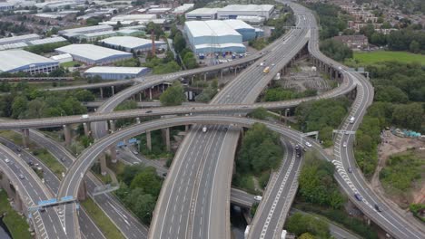 Disparo-De-Drone-Volando-Lejos-Del-Cruce-De-Espaguetis-De-Birmingham