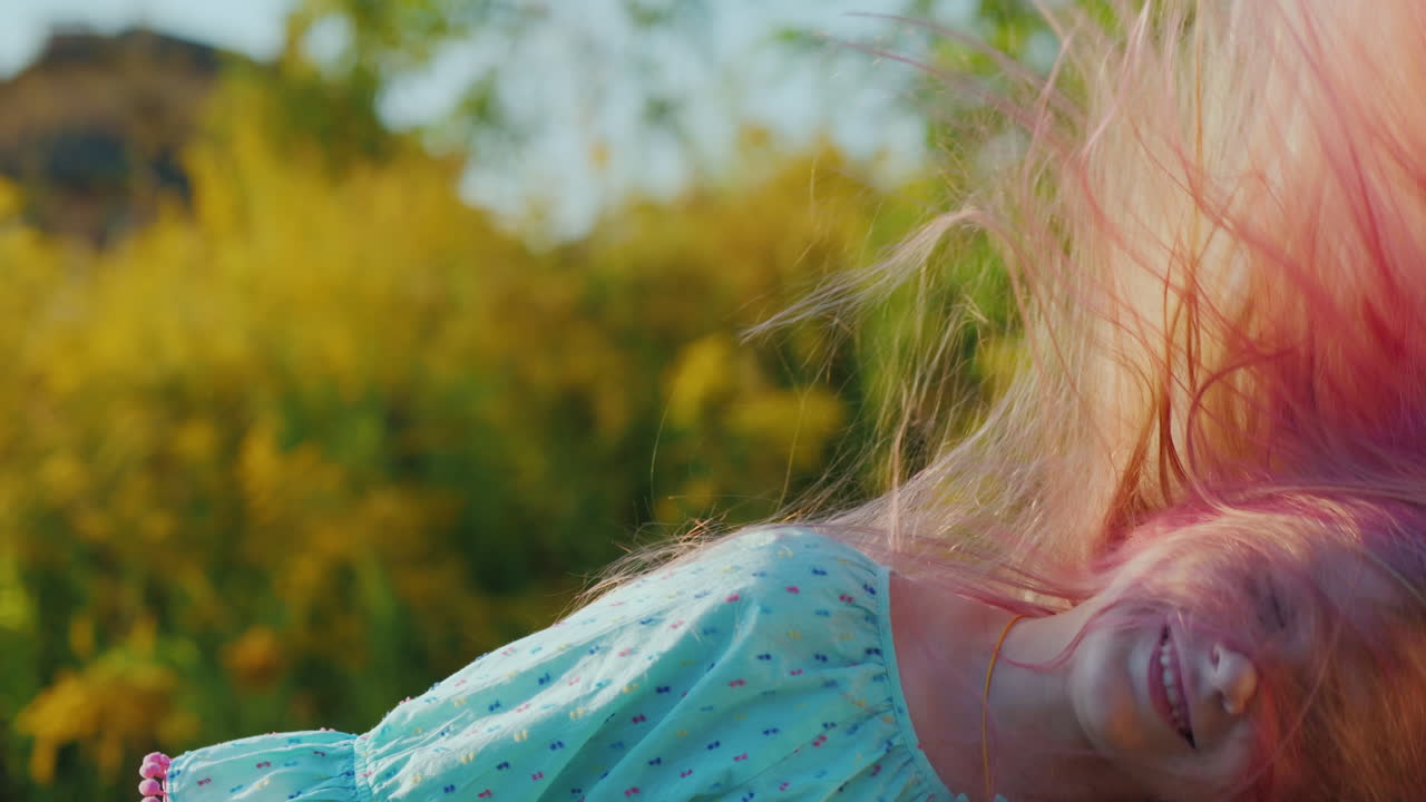 chica genial jugando con su cabello largo rosa