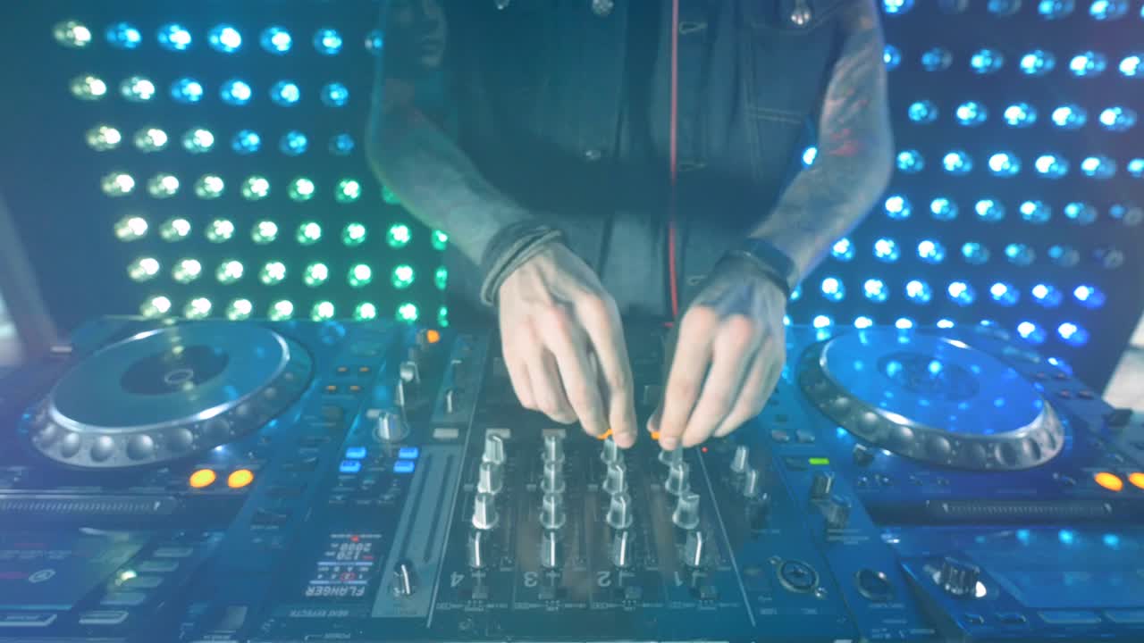 나이트 클럽 파티에서 싱하는 디스코와 클럽 dj 손.