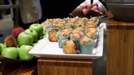 buffet con muffins y frutas