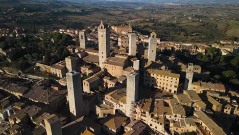 Drohne-Kreist-über-San-Gimignano,-Toskana,-Italien