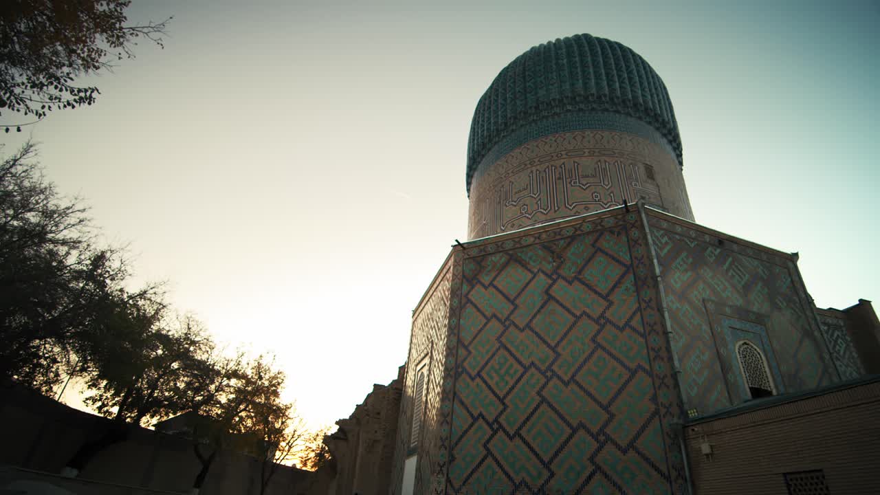 el mausoleo de amir temur en samarkand, uzbekistán, fue construido en 1404.