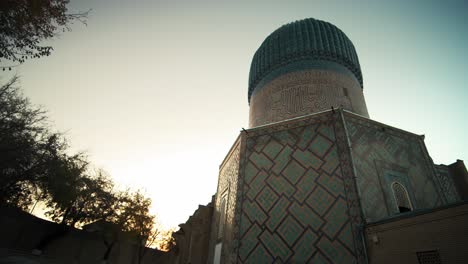 el mausoleo de amir temur en samarkand, uzbekistán, fue construido en 1404.