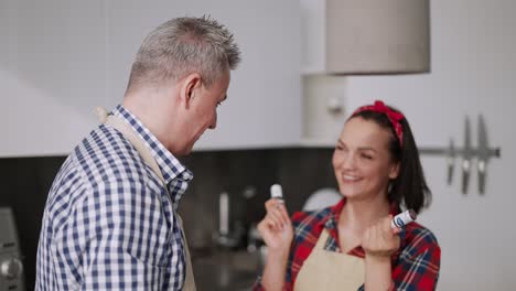 Pareja-Alegre-Cocinando-Juntos-Con-Diversión-Y-Sonriendo