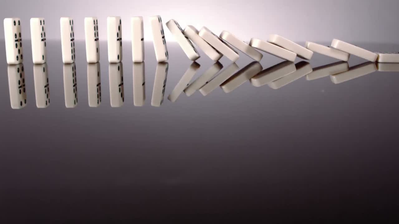 도미노가 다른 도미노를 밀어내고