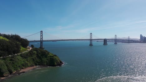 Reveladora-Toma-Aérea-De-Un-Dron-Del-Puente-De-Oakland-En-Dirección-A-San-Francisco