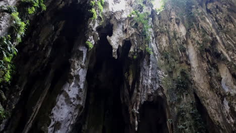 Sol-Desde-El-Interior-De-Las-Cuevas-De-Batu-En-Selangor,-Malasia.