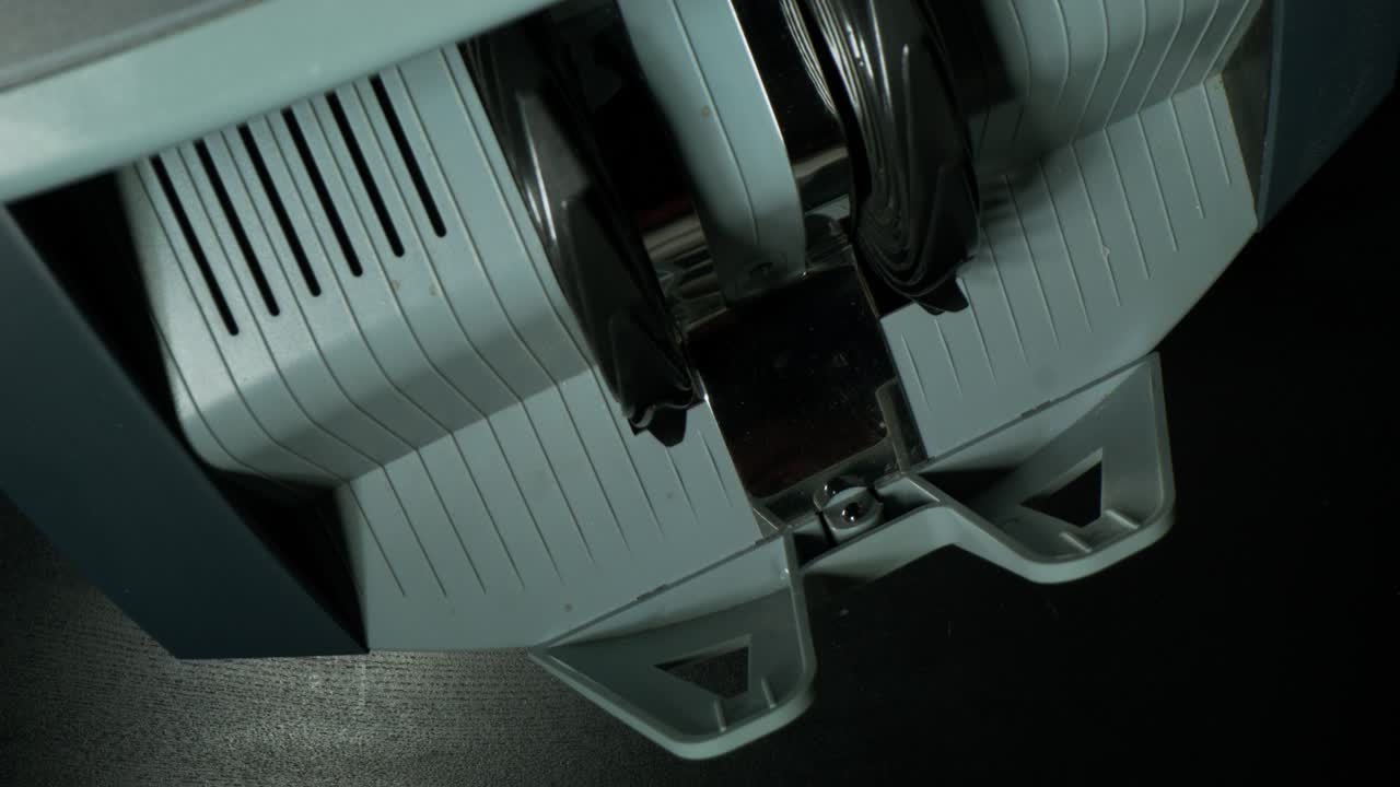 atm에서 돈을 내는 것