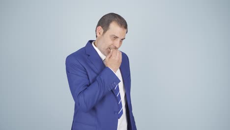 un hombre de negocios estresado mordiendo uñas.