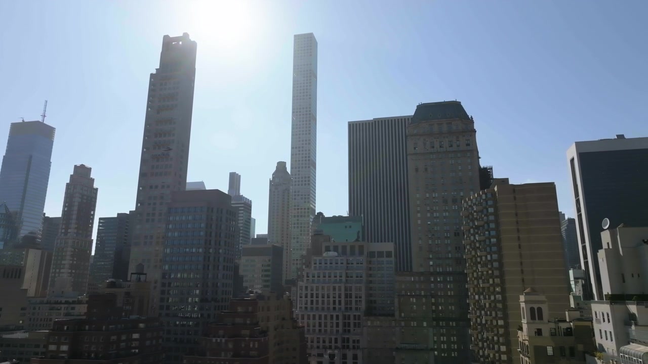 Tomada aérea em movimento em frente à Billionaires' Row, em um dia ensolarado em Nova York.