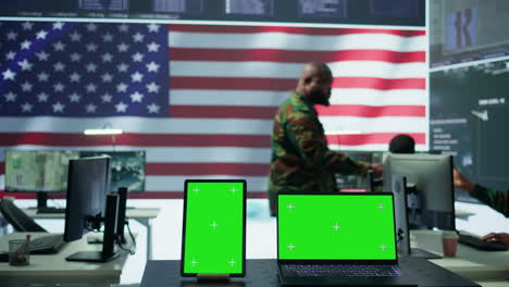 militares de estados unidos trabajando en un centro de control con una maqueta aislada