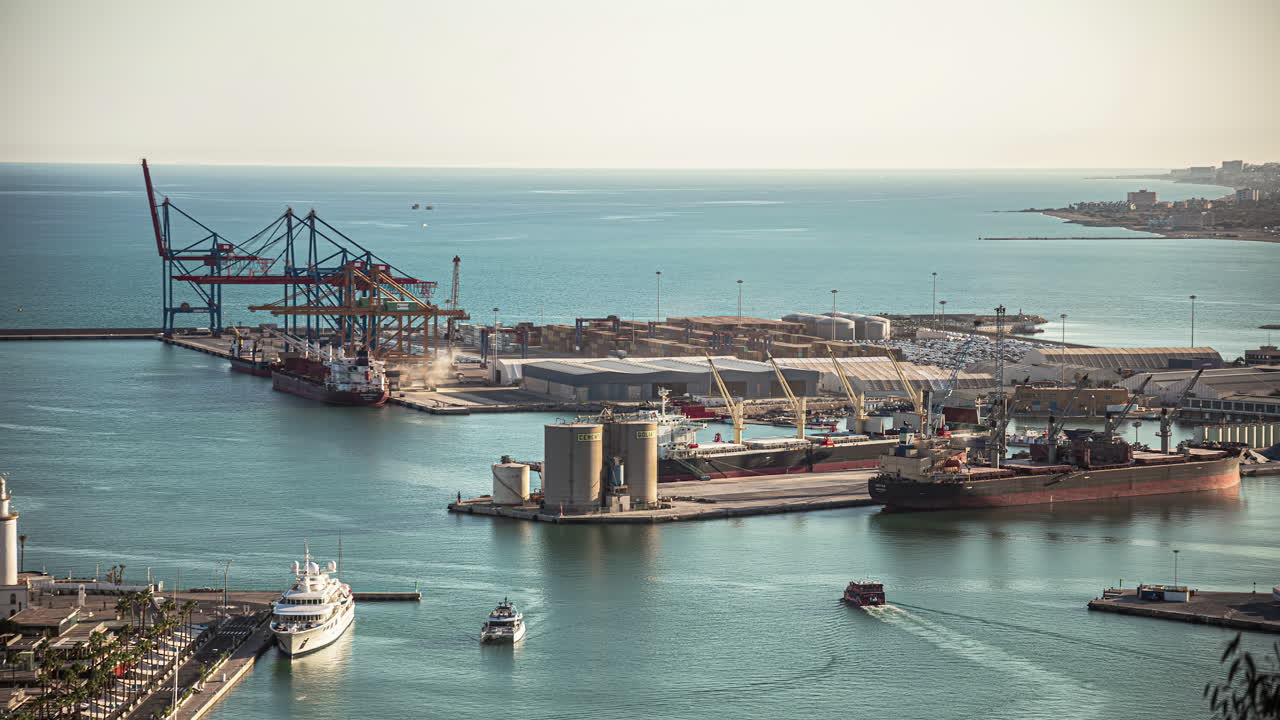 muelles de la terminal de envío en el puerto de málaga, españa - lapso de tiempo