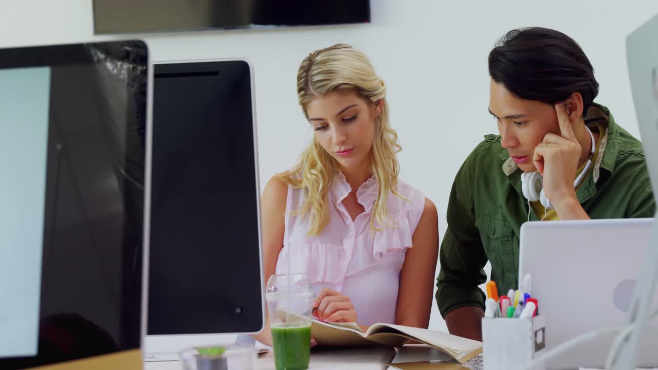 4k 책상에서 함께 일하는 임원