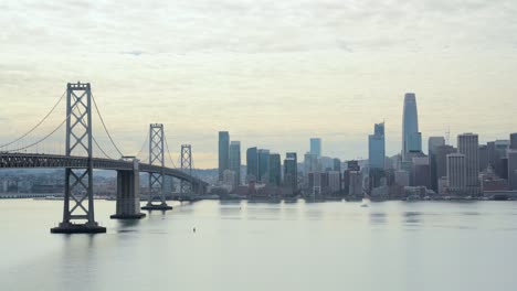 La-Bahía-De-San-Francisco-Son-El-Horizonte-Y-El-Puente-De-La-Bahía