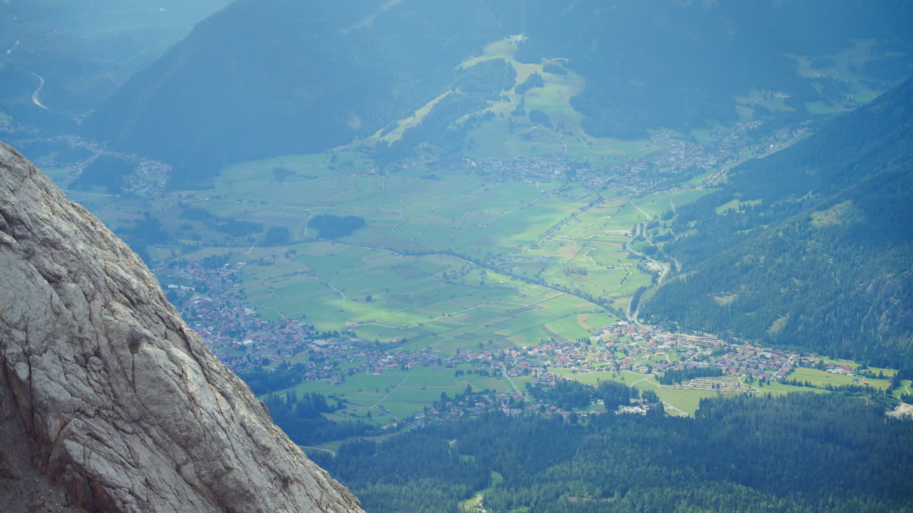 이 그림 같은 마을은 세심하게 설계되어 매혹적인 계곡에 자리 잡고 있습니다. 이 그림 같은 마을은 아름다운 삶의 본질을 담고 있는 매력적인 매력을 발산하고 있습니다.