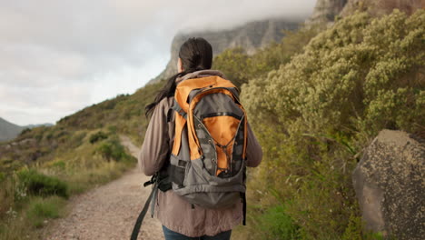 Frau,-Zurück-Und-Spaziergang-Zum-Wandern