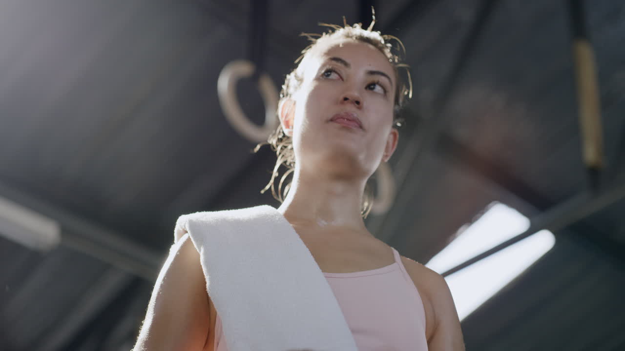 mujer joven activa bebiendo agua durante un descanso