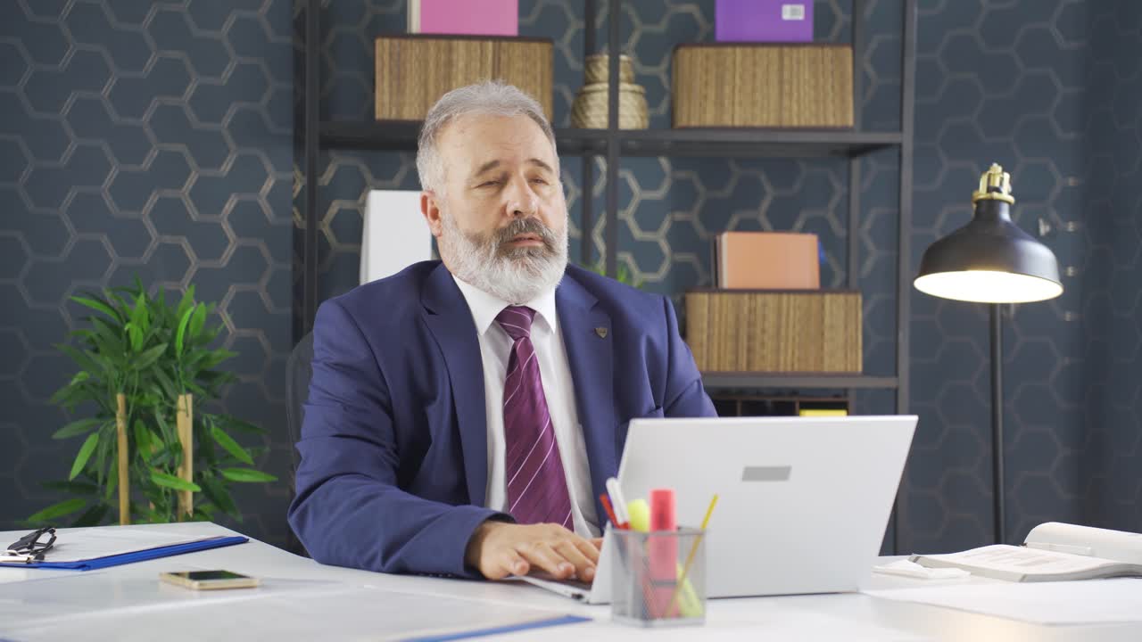 retrato de un hombre de negocios cansado.
