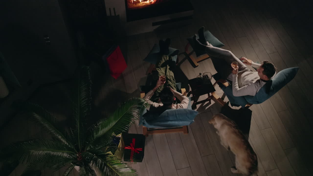 벽난로 에서 휴식을 취하는 친구들