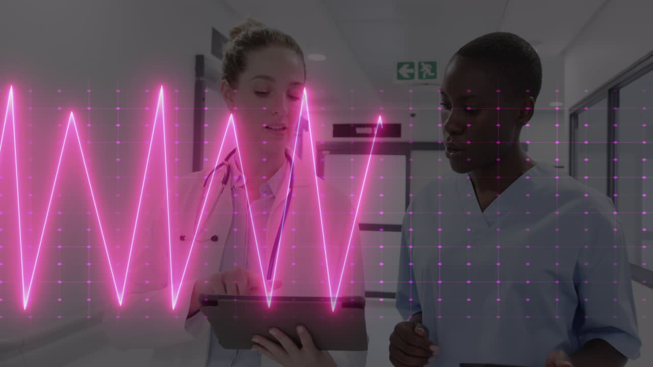 animación de cardiógrafo sobre diversos médicos hablando con la tableta