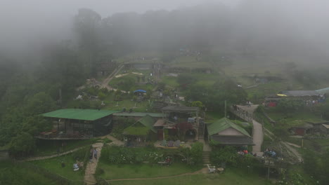 Luftaufnahmen,-Die-Durch-Den-Wolkendunst-Im-Dorf-Hobbitenango-In-Guatemala-Fliegen