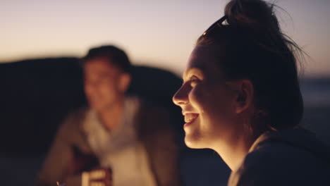 fiesta en la playa al atardecer con hoguera y malvaviscos asados con amigos