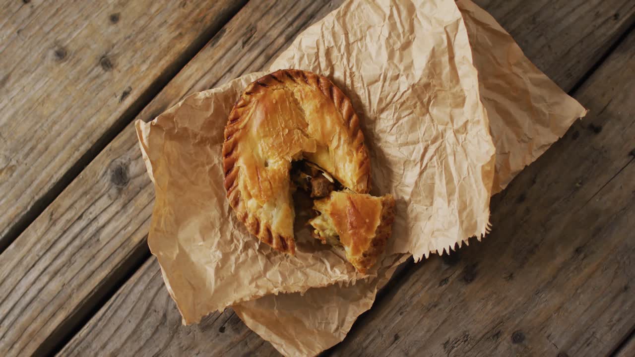 video de una tarta vista desde arriba sobre un fondo de madera