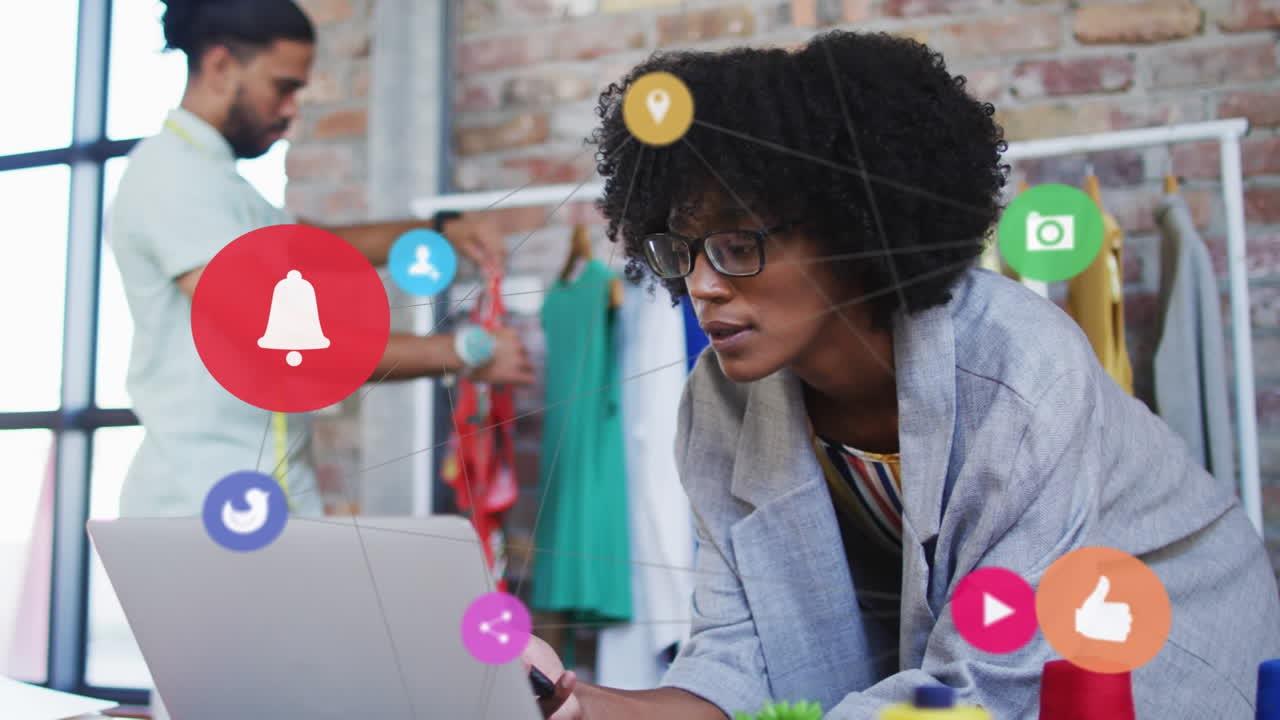 vídeo de rede de conexões sobre mulher biracial usando laptop