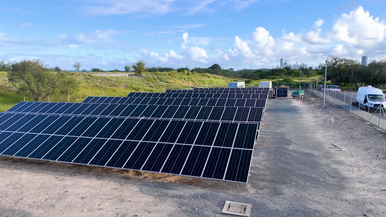 paneles solares en un estacionamiento soleado