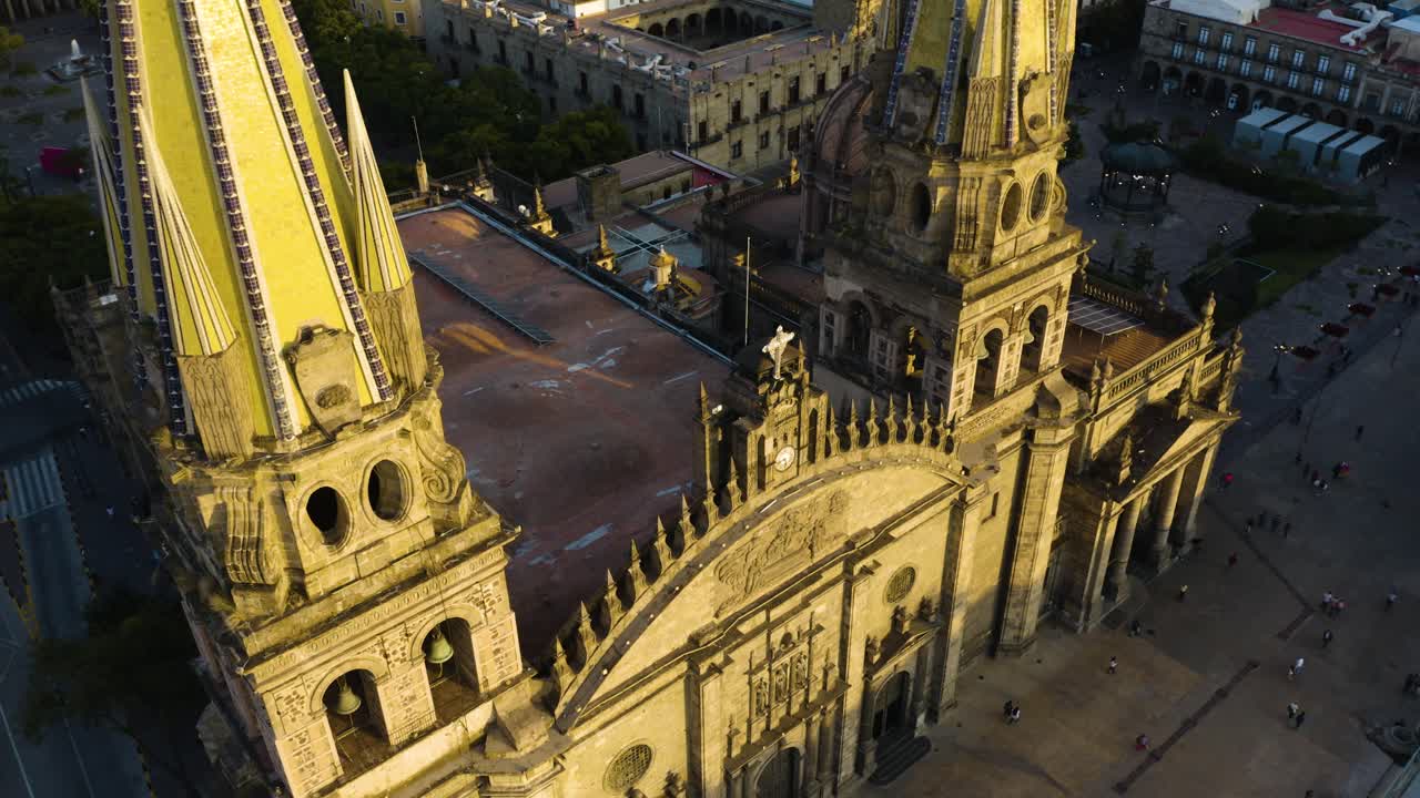vista aérea fija de pájaros de personas caminando frente a la catedral de guadalajara