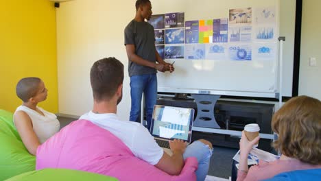 joven equipo de negocios de raza mixta planeando y sentado en una oficina moderna 4k