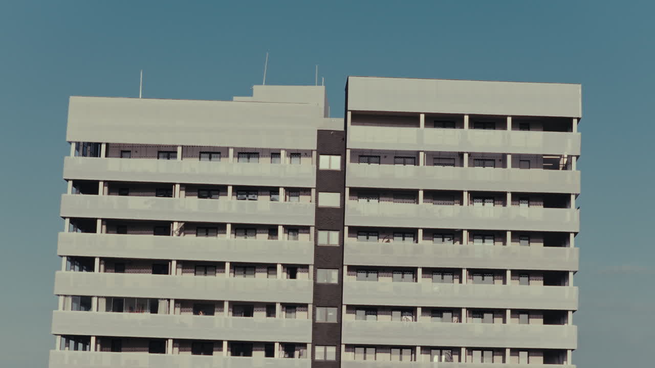 Moderno edificio de apartamentos