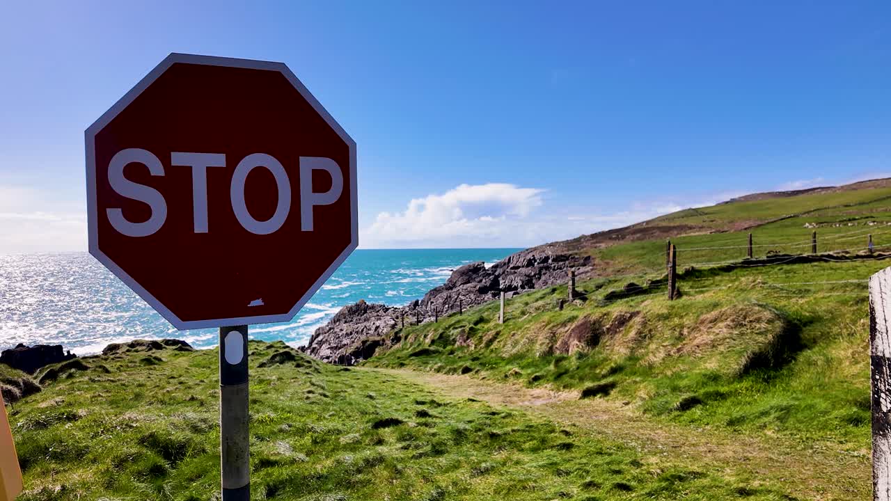en caso de que conduzcas hacia el mar, el estacionamiento de dunlough castle, mizen head, irlanda.
