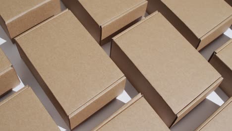 vídeo de cajas de cartón con espacio para copiar sobre fondo blanco