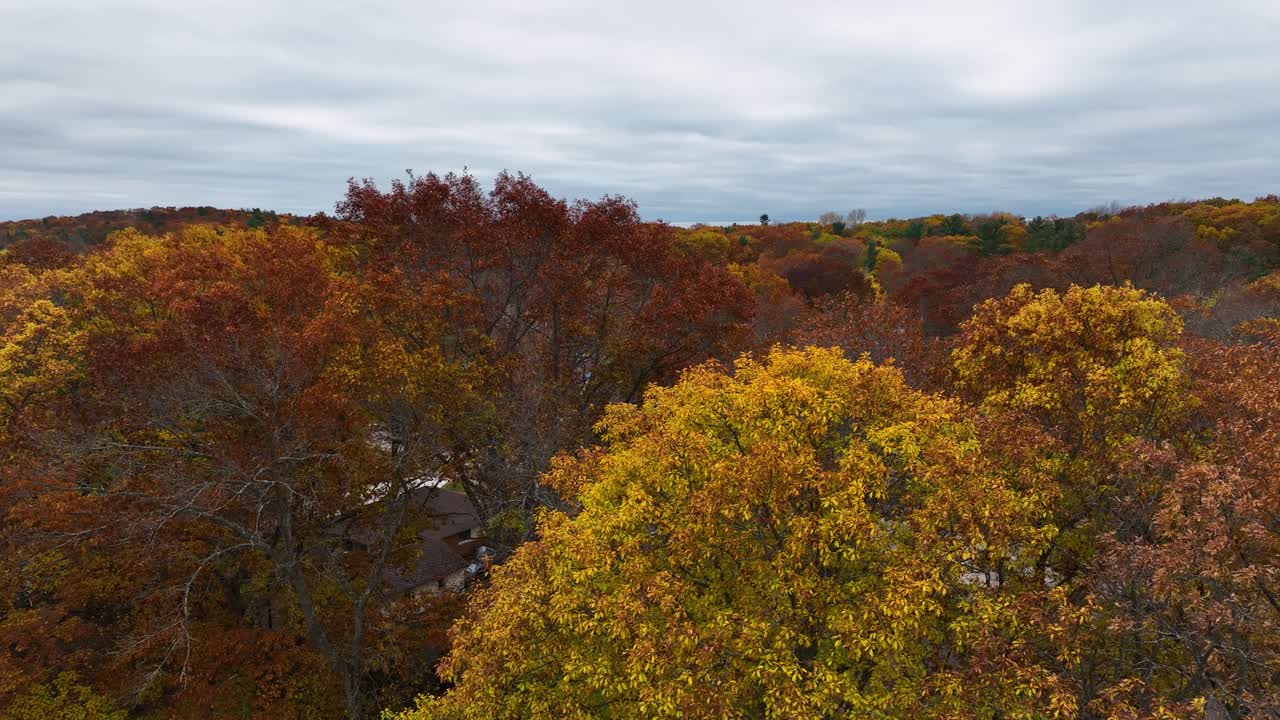 호수 연안 에 구름 이 가득 찬 우울 한 날씨