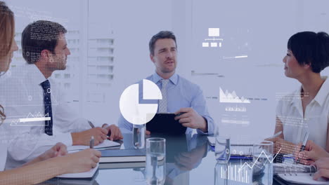 animación del procesamiento de datos financieros sobre diversas personas de negocios en la oficina