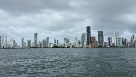 ricos edificios de cartagena de indias bajo un cielo tormentoso