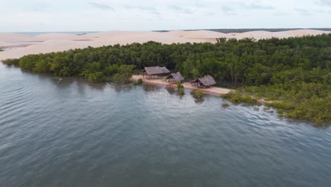 Brazilian-fisher-house-in-the-jungle-next-to-a-sand-dune-at-the-delta