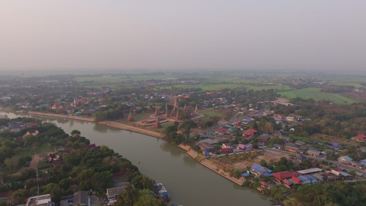 Vue de drone du Wat Chai Watthanaram illuminé au lever du soleil, Ayutthaya