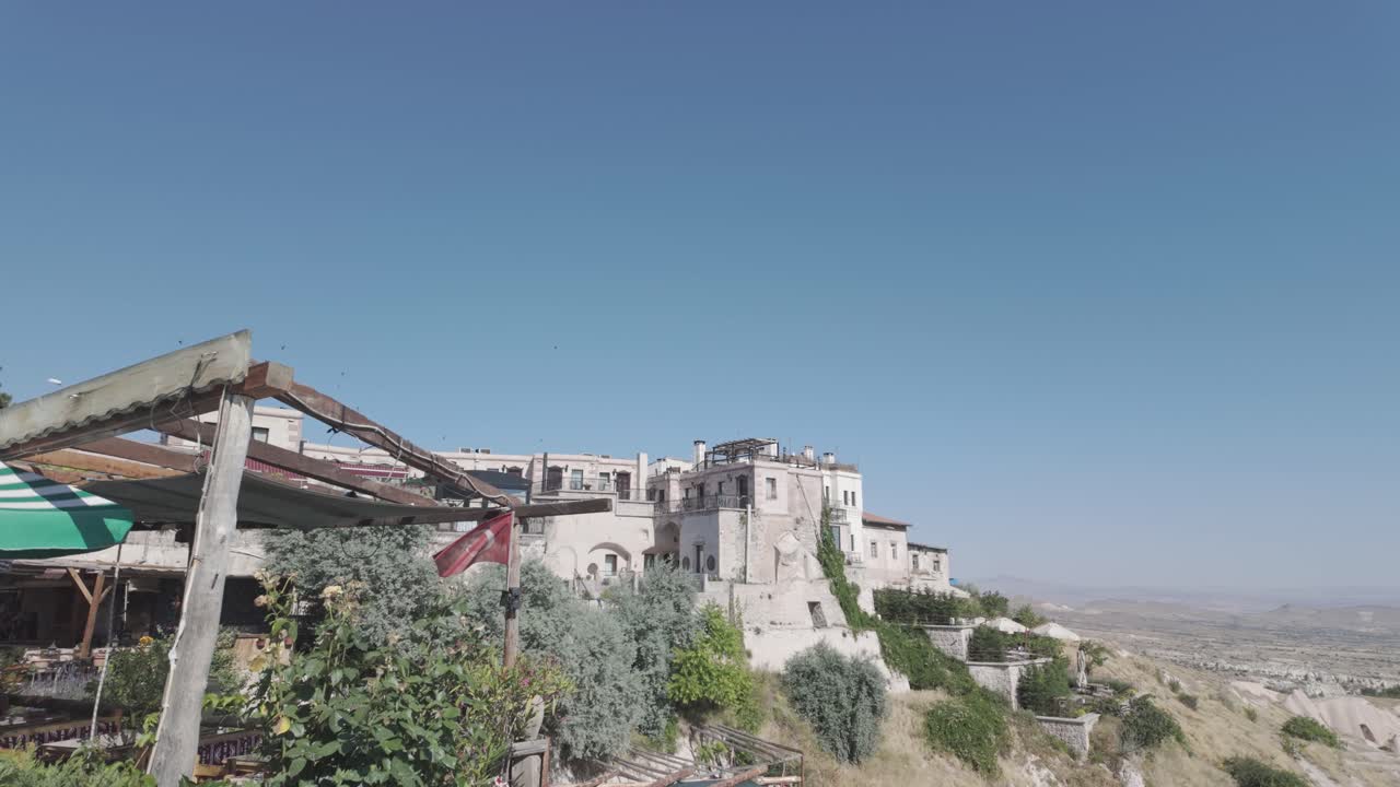Edifici scavati nella roccia sul bordo di una scogliera in un villaggio della Cappadocia