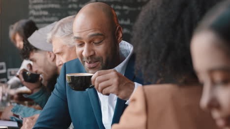 Verschiedene-Geschäftsleute,-Die-Im-Café-Arbeiten-Und-Sich-Unterhalten,-Indem-Sie-Ideen-Austauschen-Und-Geschäfte-Planen,-Genießen-Die-Zusammenarbeit-In-Einem-Geschäftigen-Café-Beim-Mittagessen