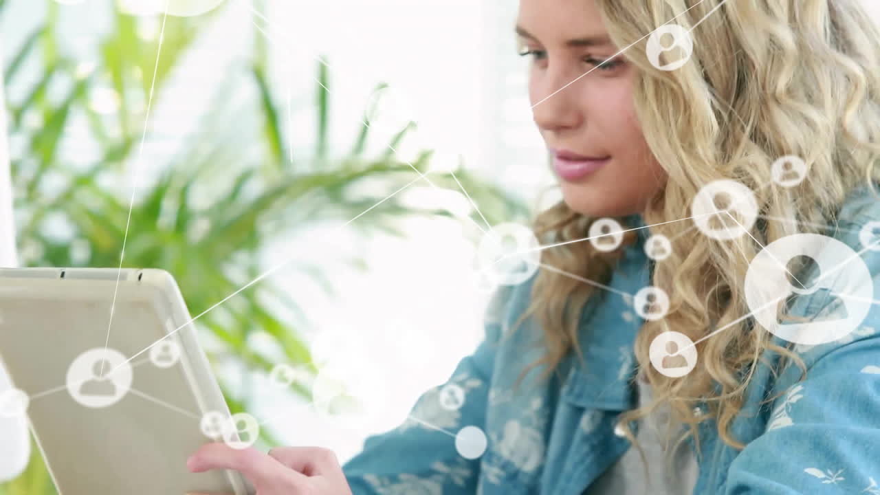 태블릿을 사용하는 백인 여성에 대한 아이콘과 연결 네트워크의 애니메이션