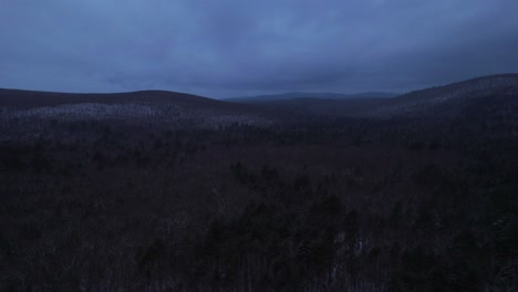 Drohnen-Videomaterial-Aus-Der-Luft-Vom-Einbruch-Der-Dunkelheit-In-Den-Schneebedeckten-Appalachen-Im-Winter,-In-Der-Untergruppe-Der-Catskill-Mountains