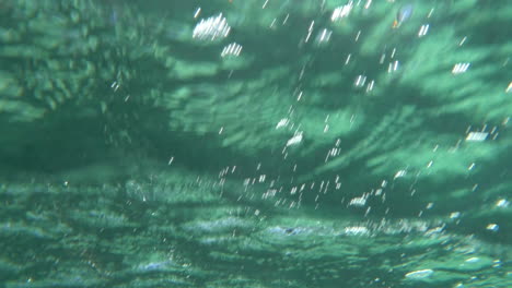 escena de agua con ondas y reflejo del sol