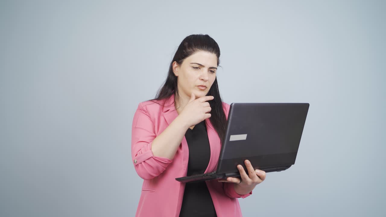 una mujer de negocios cuidadosa.